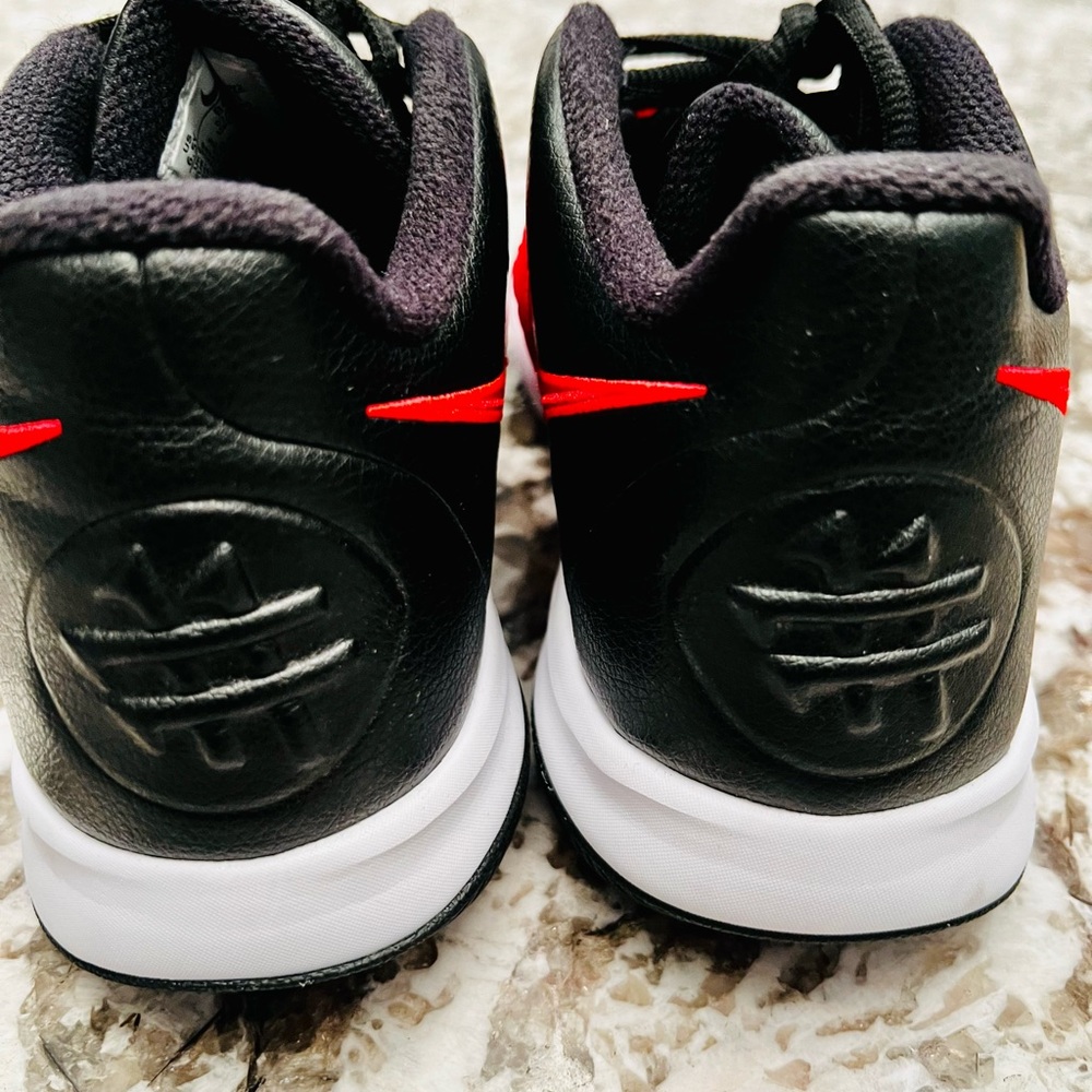 Nike Kids Kyrie Flytrap Causal Basketball Shoes. Big kid size 6.5Y. - Picture 4 of 12